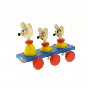 TRI MIŠA SA ŠPAGICOM NA KOTAČIMA